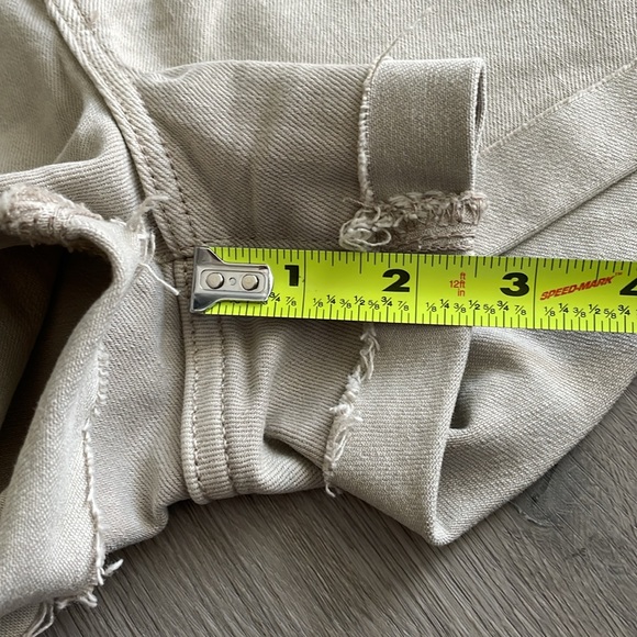 OLD NAVY - NWOT - Women’s Mid Rise Boyfriend Short, Khaki, Size 4 - Picture 7 of 9